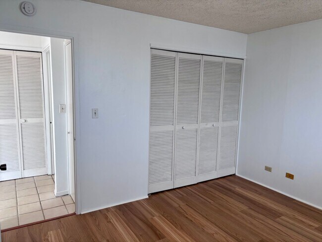 Building Photo - Available Now : 1 bedroom, 1 bath with 1 assigned parking stall in Summer Ville