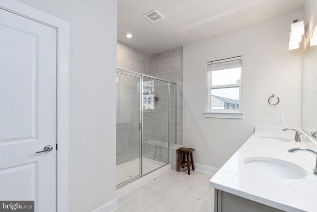 Building Photo - 1747 Riverbluff Ave