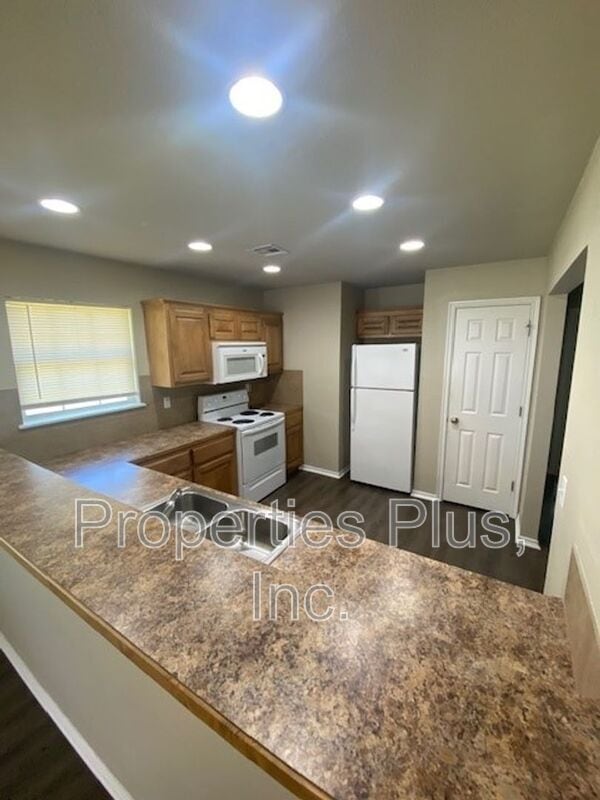 Building Photo - 982 Clearwater Cir