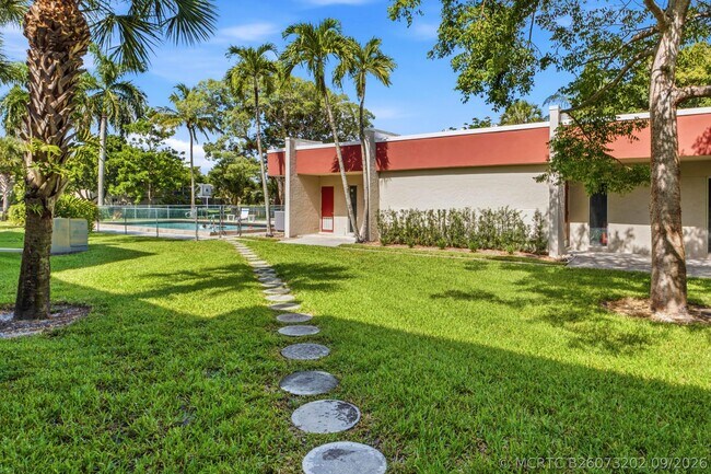 Building Photo - 13 Jacaranda Dr