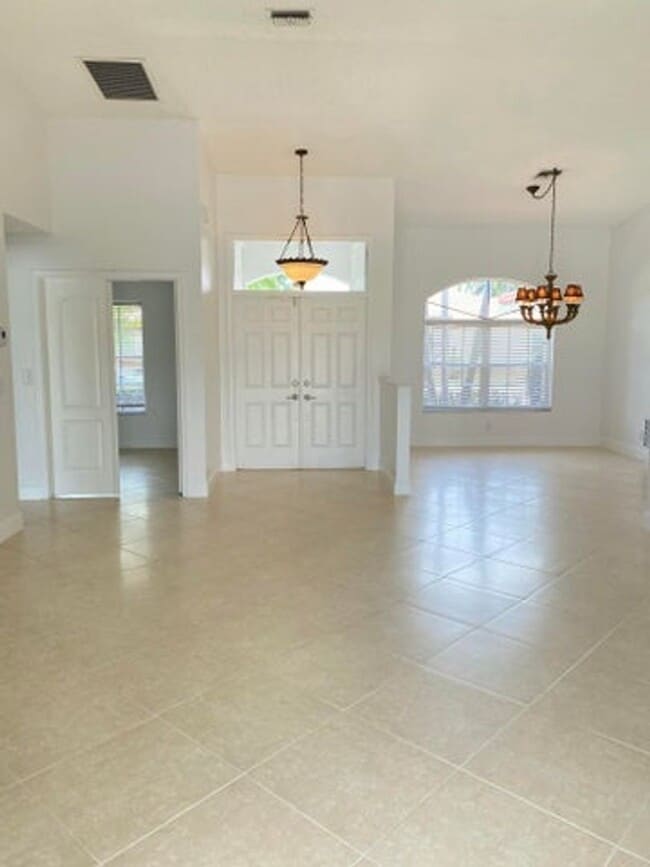 Building Photo - 4593 Bucida Rd