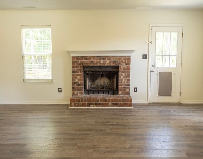 Building Photo - **HALF OFF FIRST MONTHS RENT**3 bedrooms, Fenced in backyard, 12x24 shed, NO breed restrictions!
