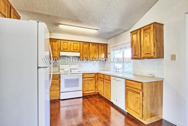 Building Photo - 3 Bed, 2.5 Baths Home with Family Room and...
