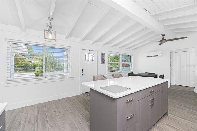 Building Photo - 1265 Holiday Dr