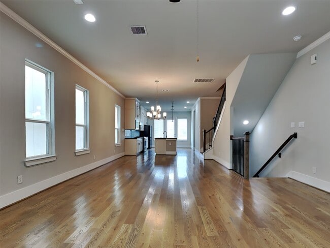 Building Photo - 1313 W 24th St