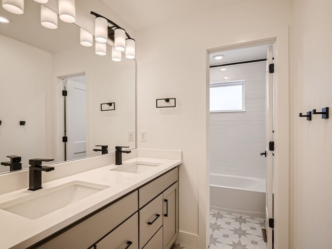 Building Photo - Spacious 4BR Duplex w/High End finishes on Quiet Street!