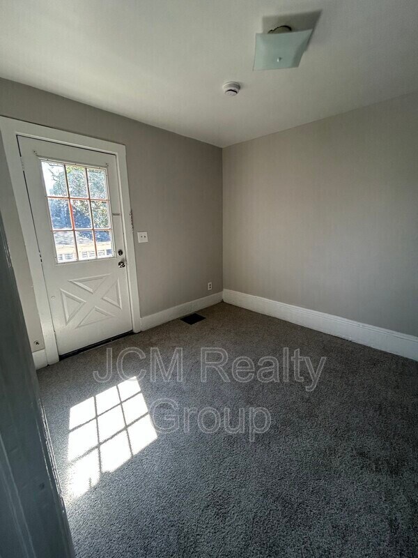 Building Photo - 829 Broadway