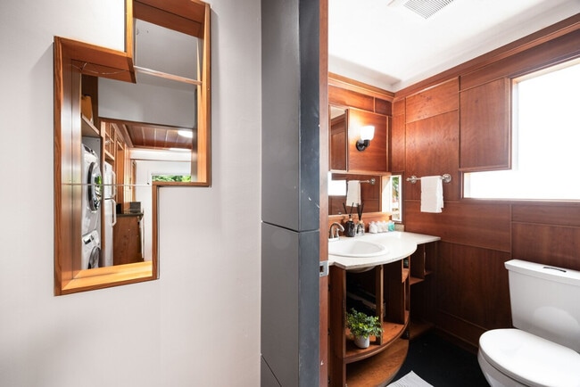 Building Photo - 11520 Roosevelt Way NE