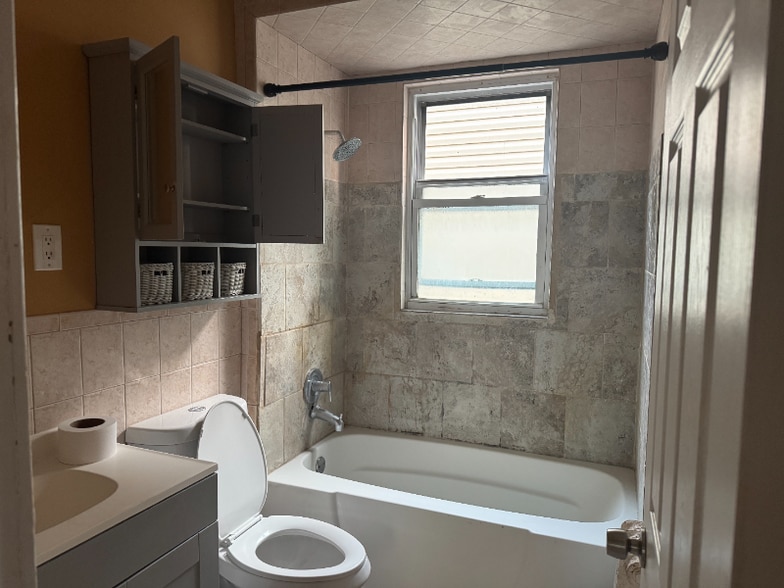 Building Photo - 35 Oak Ave