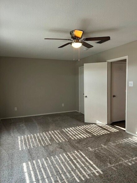 Building Photo - 1012 High Crest Dr