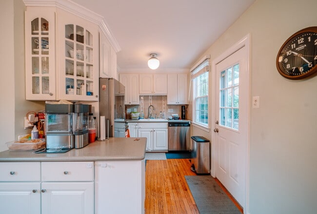 Building Photo - Charming Cape Cod Retreat in Prime Falls C...