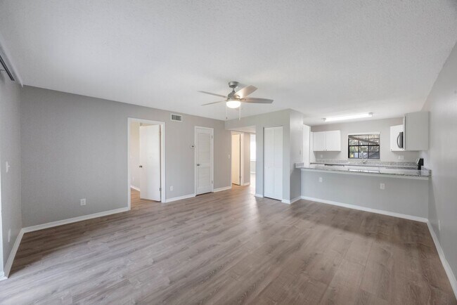 Building Photo - Newly Renovated 2 bedroom 2 bath within wa...