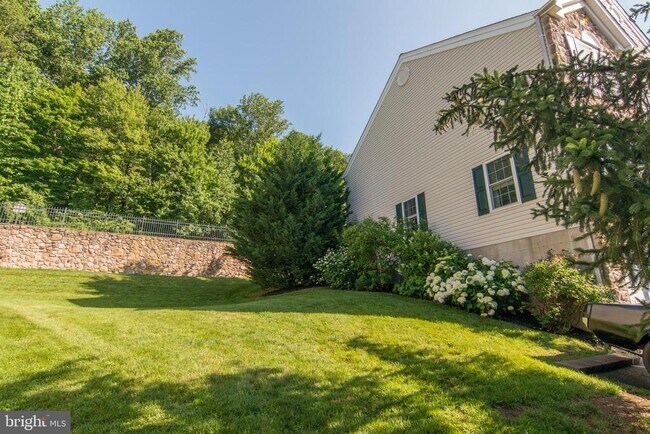 Building Photo - 3738 Swetland Dr