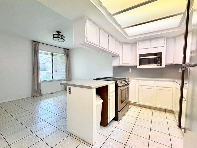 Building Photo - 8758 Oak Park Cir