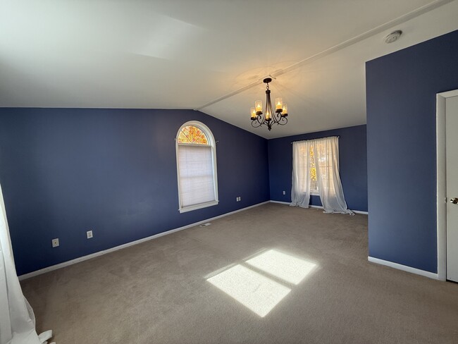 Building Photo - 2447 Roanoke Dr