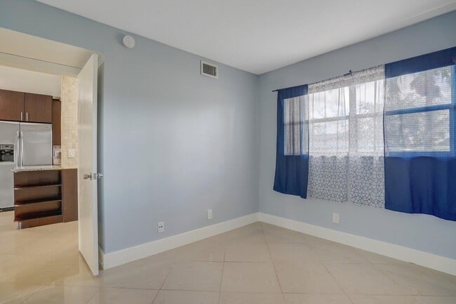 Building Photo - 9851 Sandalfoot Blvd