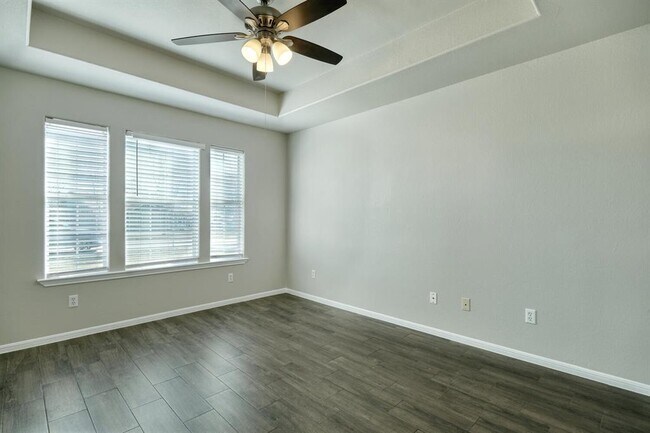 Building Photo - 750 Fallen Oak Dr