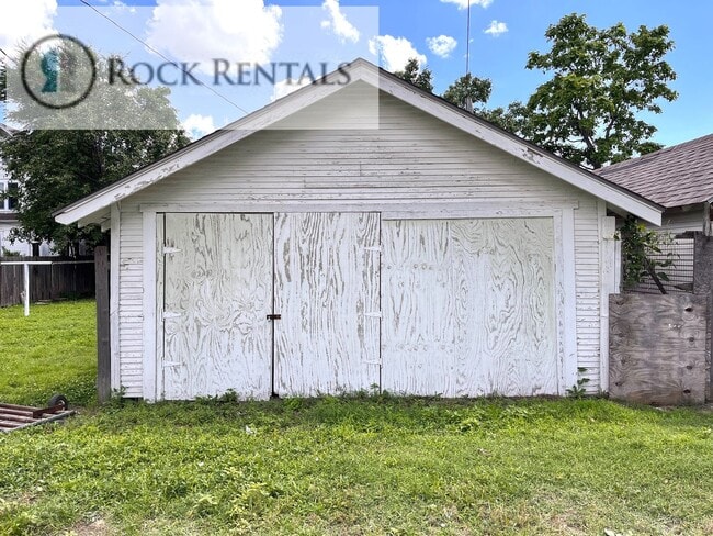 Building Photo - 3 Bed 1 Bath with Bonus Room