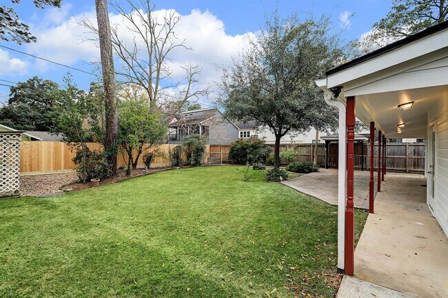 Building Photo - 1051 Gardenia Dr