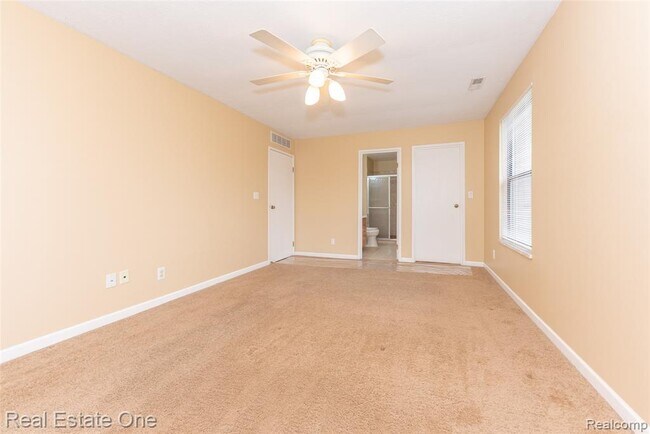 Building Photo - 61186 Greenwood Dr