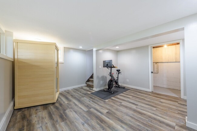 Building Photo - Rare green lake lake home for long term re...