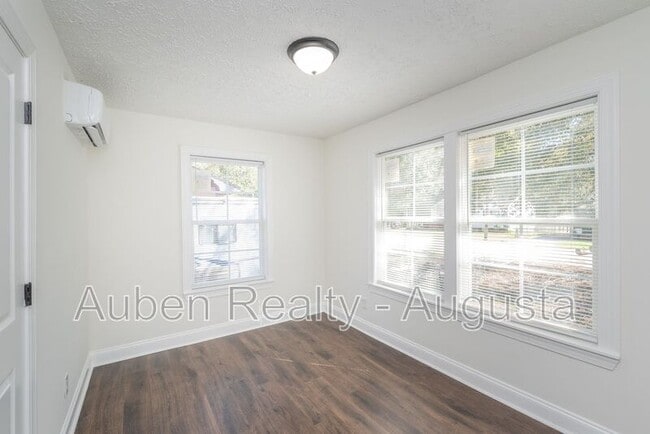 Building Photo - 2524 Rhodes Dr