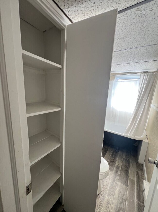 Building Photo - 642 W Market St