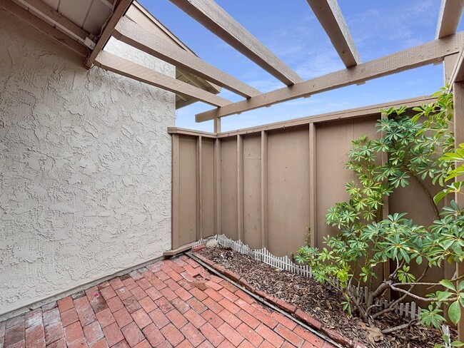 Building Photo - Beautiful 3B/2BA Home W/ 2 Car Garage, Was...
