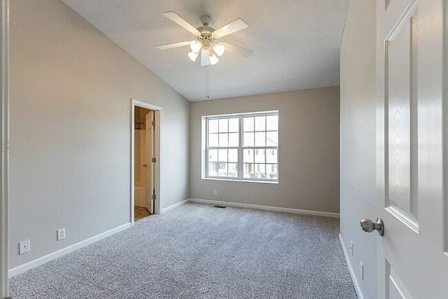 Building Photo - 2 Bed, 2.5 Bath Townhome in Indian Creek