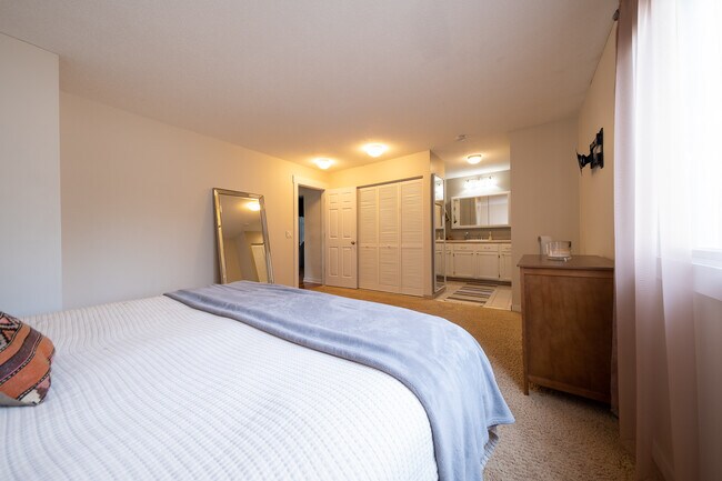 Building Photo - 3477 Pilgrim Ln N