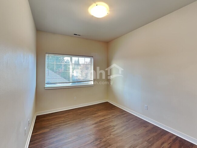 Building Photo - 7337 Rainier Dr