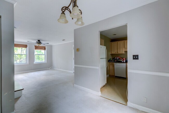 Building Photo - Gorgeous End Unit 2 Bedroom 2 Bath Near Sh...