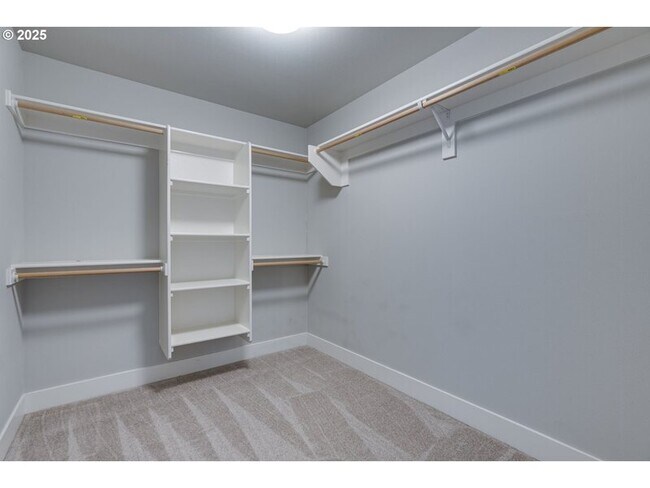 Building Photo - 10902 NE 119th Pl