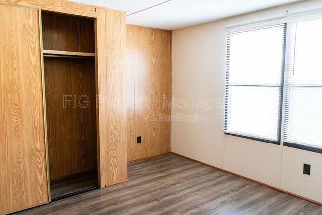 Building Photo - 805 Hillvale Rd