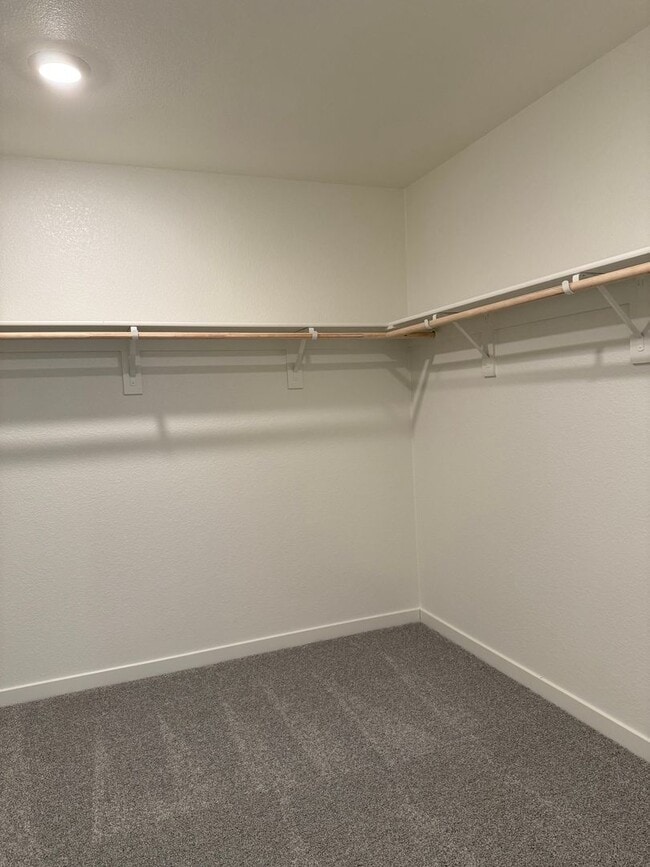 Building Photo - 2025 New Build! 5 bed 3 bath
