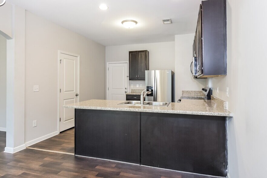 Building Photo - 255 Magnaview Dr