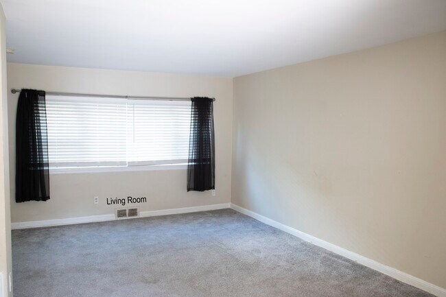 living room - 12 S Pennewell Dr