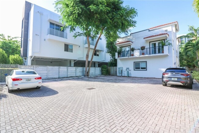 Building Photo - 2947 Coconut Ave