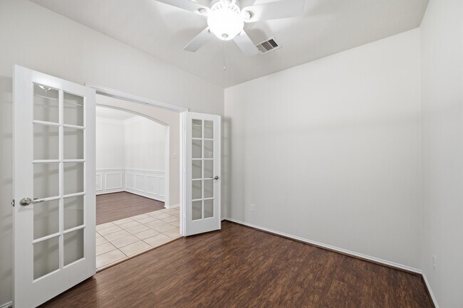 Building Photo - 2117 Rushing Spring Dr