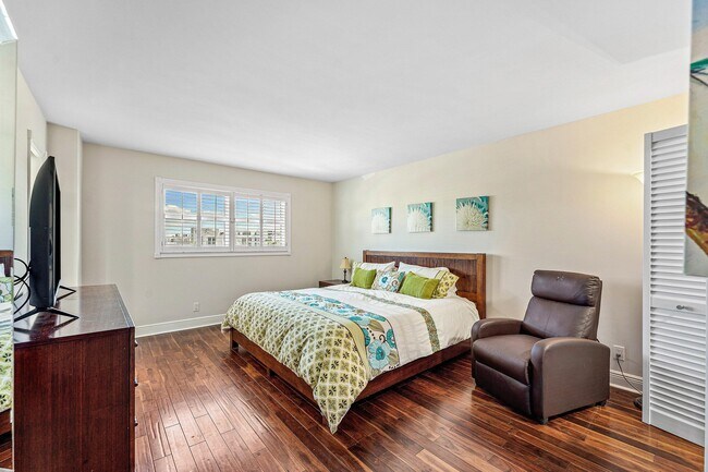 Building Photo - 1160 Hillsboro Mile