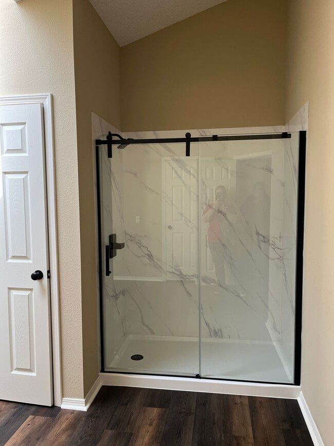 Building Photo - Newly Remodeled Townhome