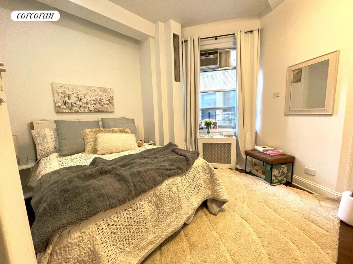 Building Photo - 240 W 98th St