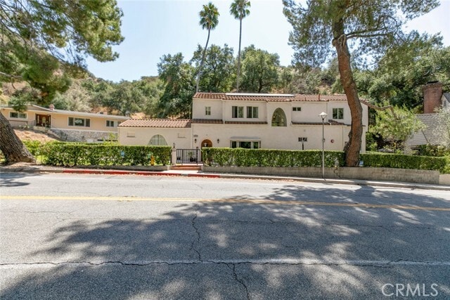 Building Photo - 2644 E Chevy Chase Dr