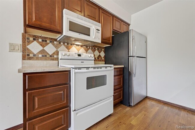 Building Photo - 26070 N Lake Dr