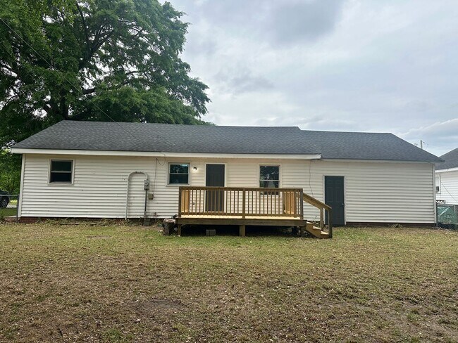 Building Photo - 810 W Country Club Dr