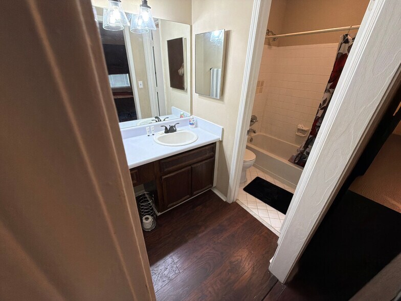 Building Photo - Room in Condo on Brockett Pl