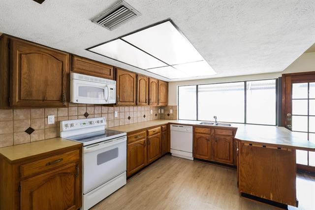 Building Photo - 2301 Travis Dr