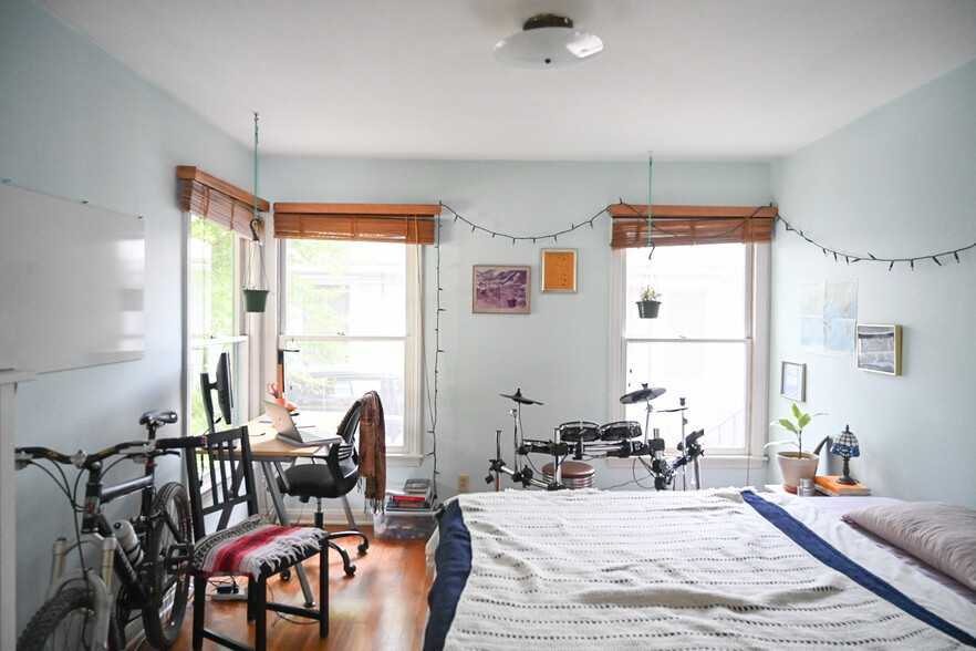 front bedroom - 2320 Lafayette Ave