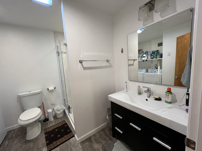 Main bathroom - 524 37th Ave