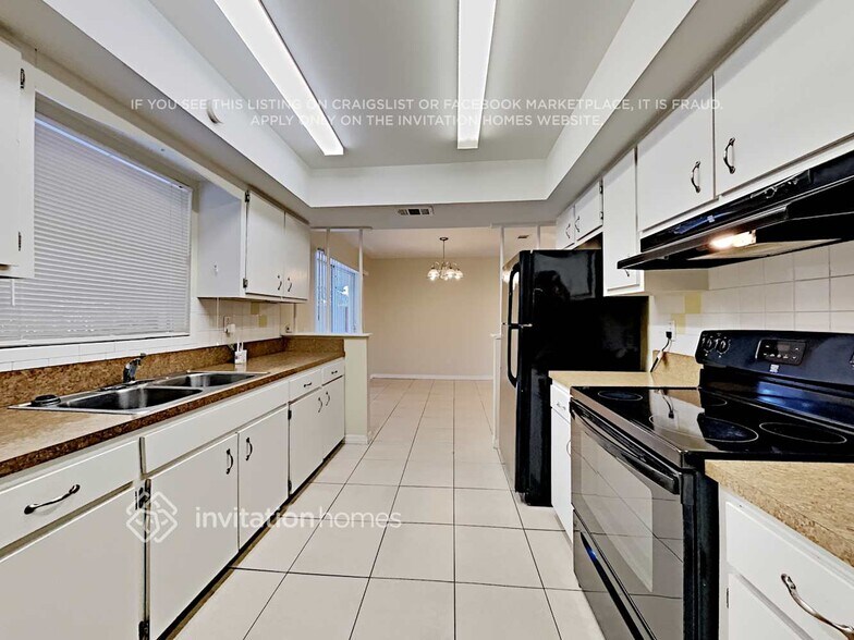 Building Photo - 1806 Dodge Cir S